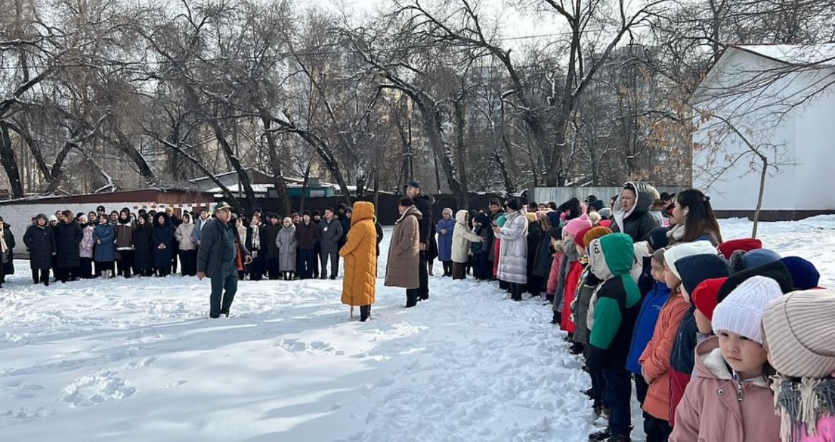 №72 жалпы білім беретін мектебінің басшы құрамымен, мұғалімдерімен және оқушыларымен 2025 жылдың 17 қаңтарында нысанды сейсмикалық жаттығу өткізілді